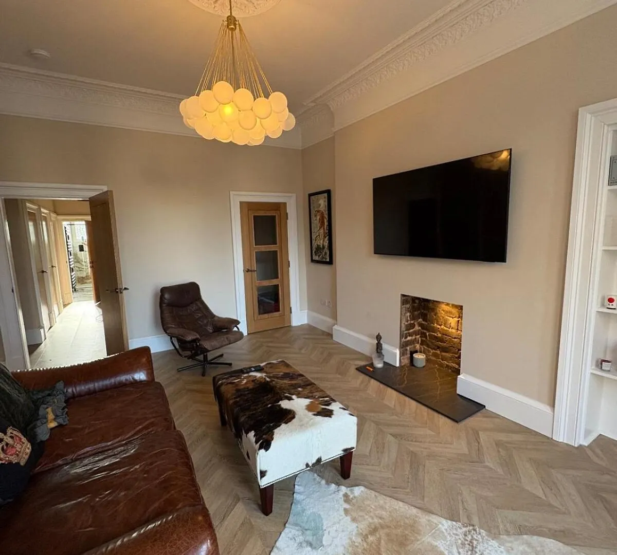 Spacious 2 Bed Edinburgh - Perfect Location location